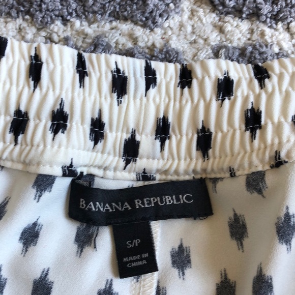 Off-white and black spot Banana Republic shorts! - Picture 4 of 6